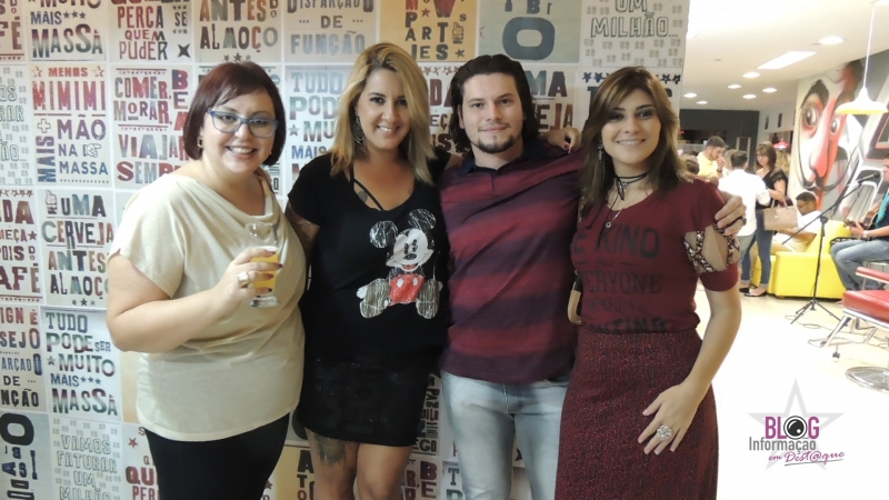 Helga, Nina, Thiago e eu na parte onde ficam as cadeiras rotativas do salão