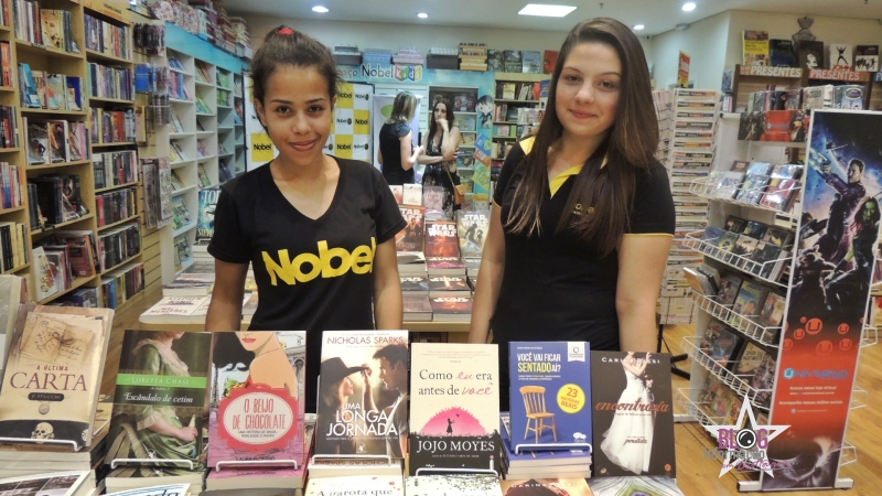 As meninas da Nobel com a assessora Samanta e Juliana (ao fundo)