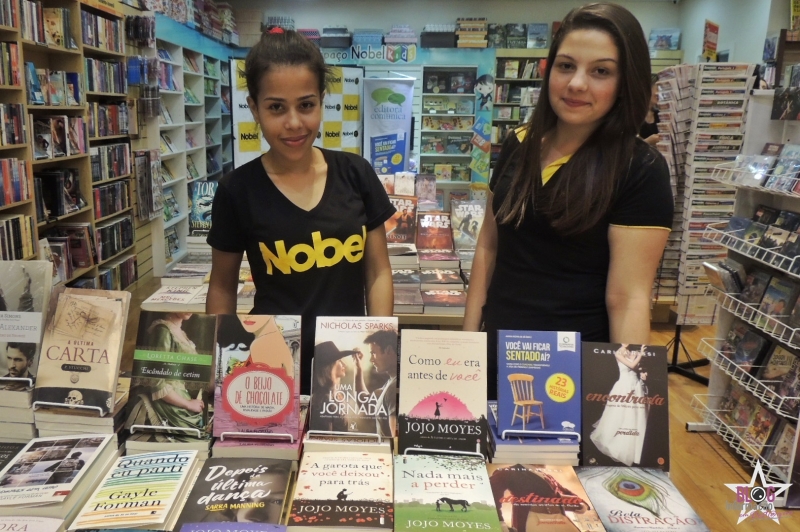 As meninas da livraria Nobel com o livro exposto 