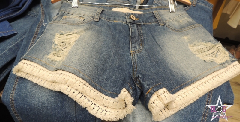 Shorts jeans rasgado com detalhe em crochê em baixo