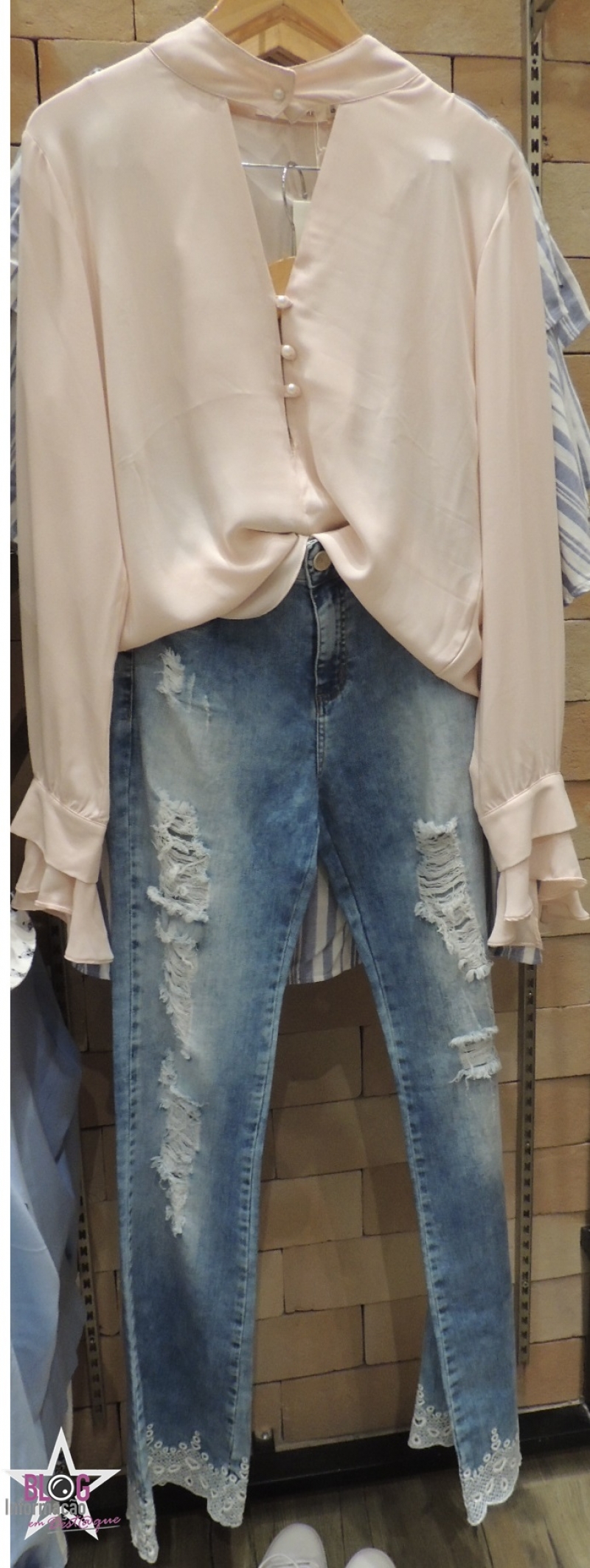 Conjunto que montamos com a blusa com detalhes em pérolas e a calça rasgada