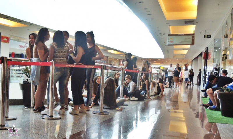 Começo da fila de fãs esperando a Maju Trindade chegar