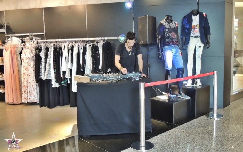 Manequim de modelos de roupa masculina na entrada da loja 