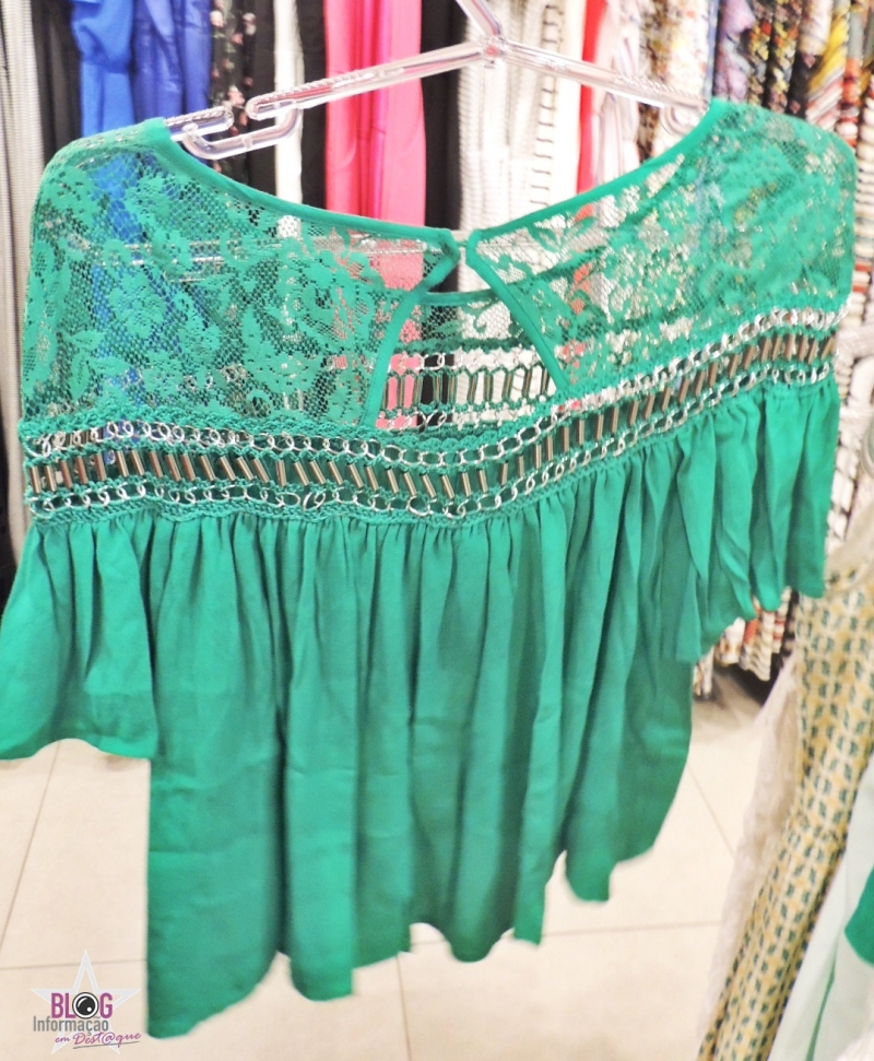 Parte de trás da blusa verde ( detalhe para as costas aberta e com renda). Última tendência da moda