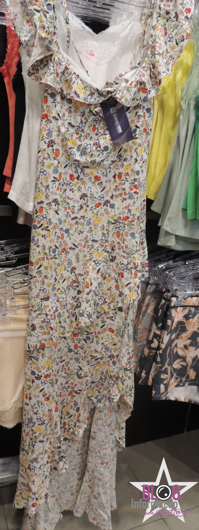 Vestido com babado, estampa floral e saia aberta com babado ( três tendências em uma só roupa)