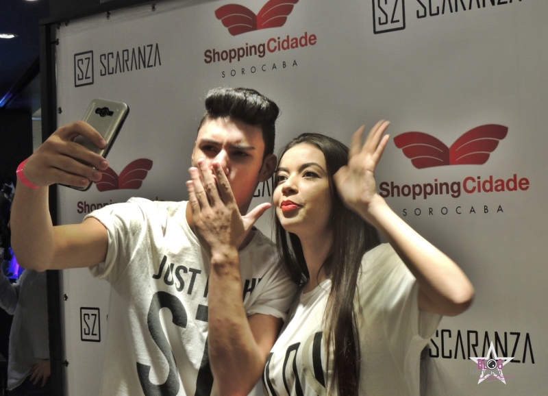 Guilherme Munhoz e sua amiga posando para a câmera