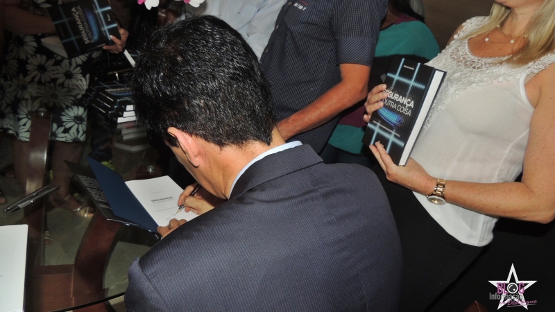 Reinaldo Nogueira autografando os livros