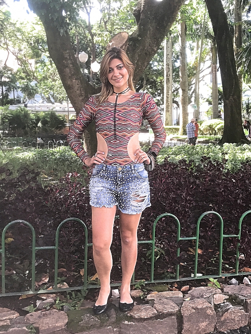 Parte da frente do Body com um shorts jeans de pérolas e pedrarias 