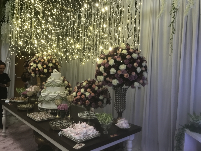 Mesa com cascata e decorações feita pela Flox Floricultura em conjunto com a Camafeu Alta Confeitaria