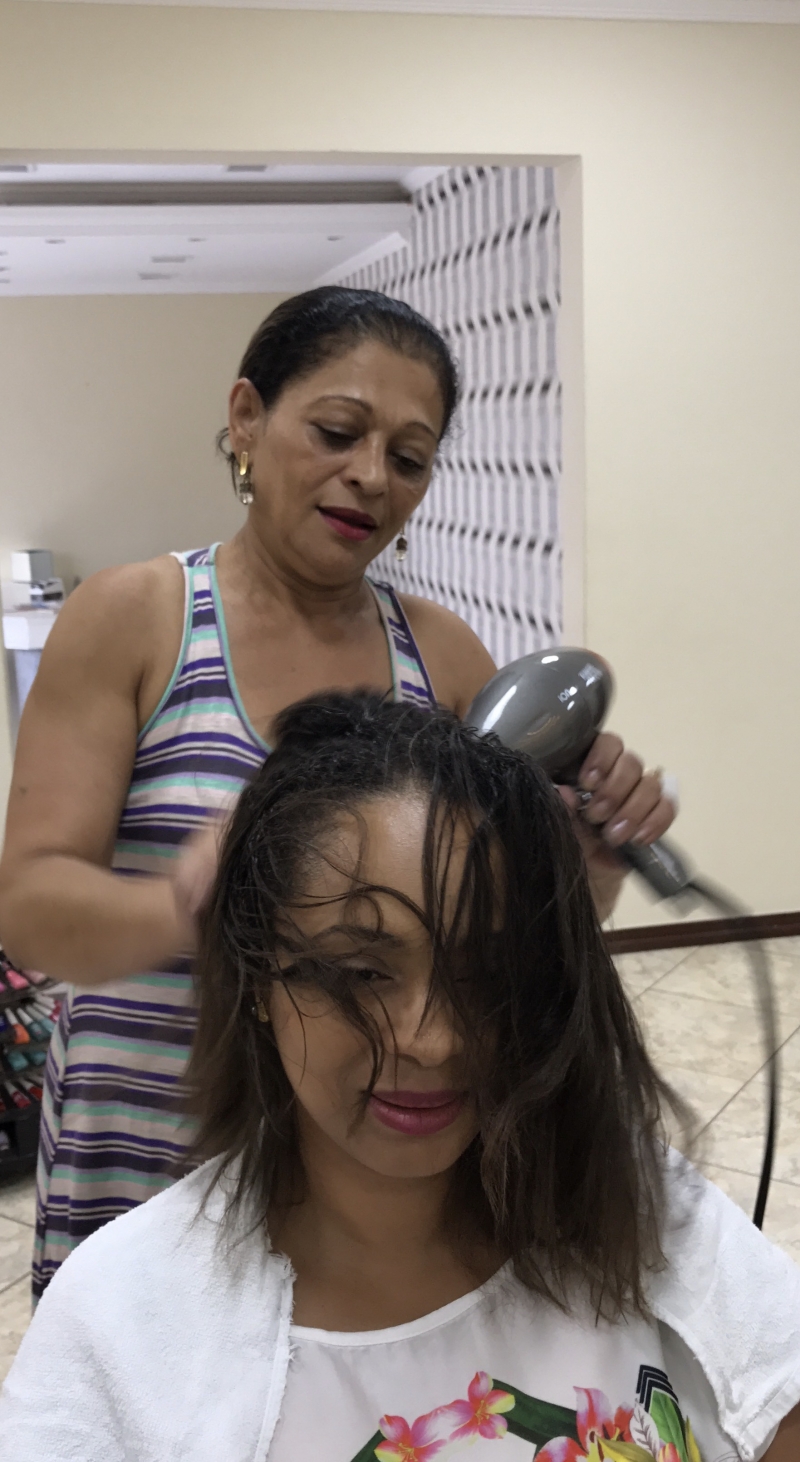 Virginia secando o cabelo