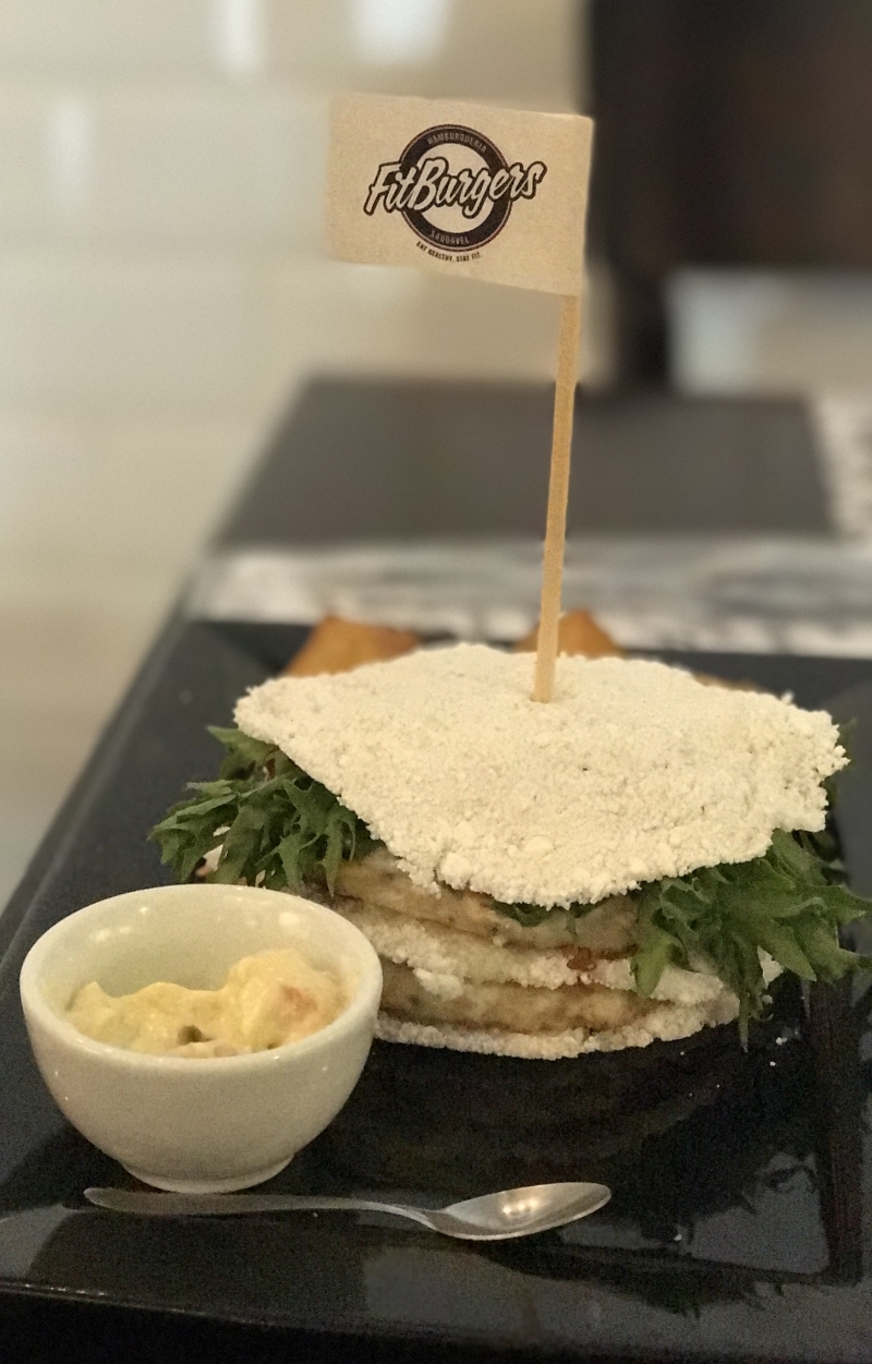 Lanche de tapioca, molho tártaro e batata doce