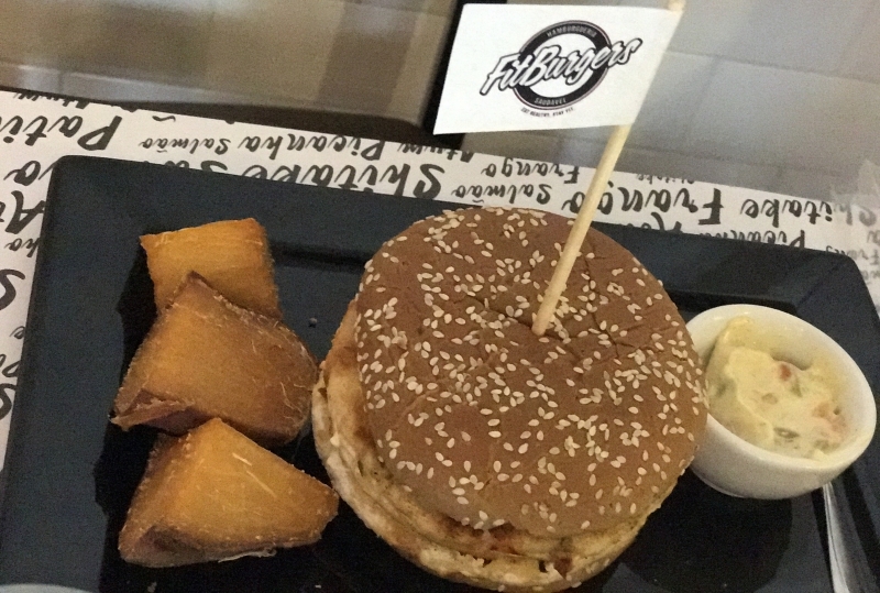 Lanche de frango com cheddar, molho tártaro e batata doce