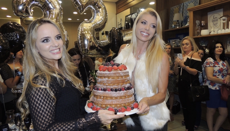 Monique e Caroline posando com o Naked Cake 