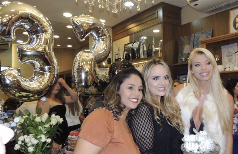 Nina, Monique e caroline posando com os brigadeiros