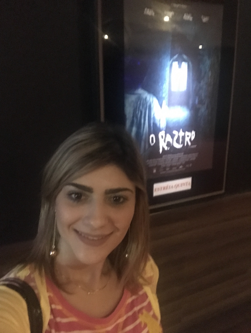 Eu em frente ao cartaz do filme 