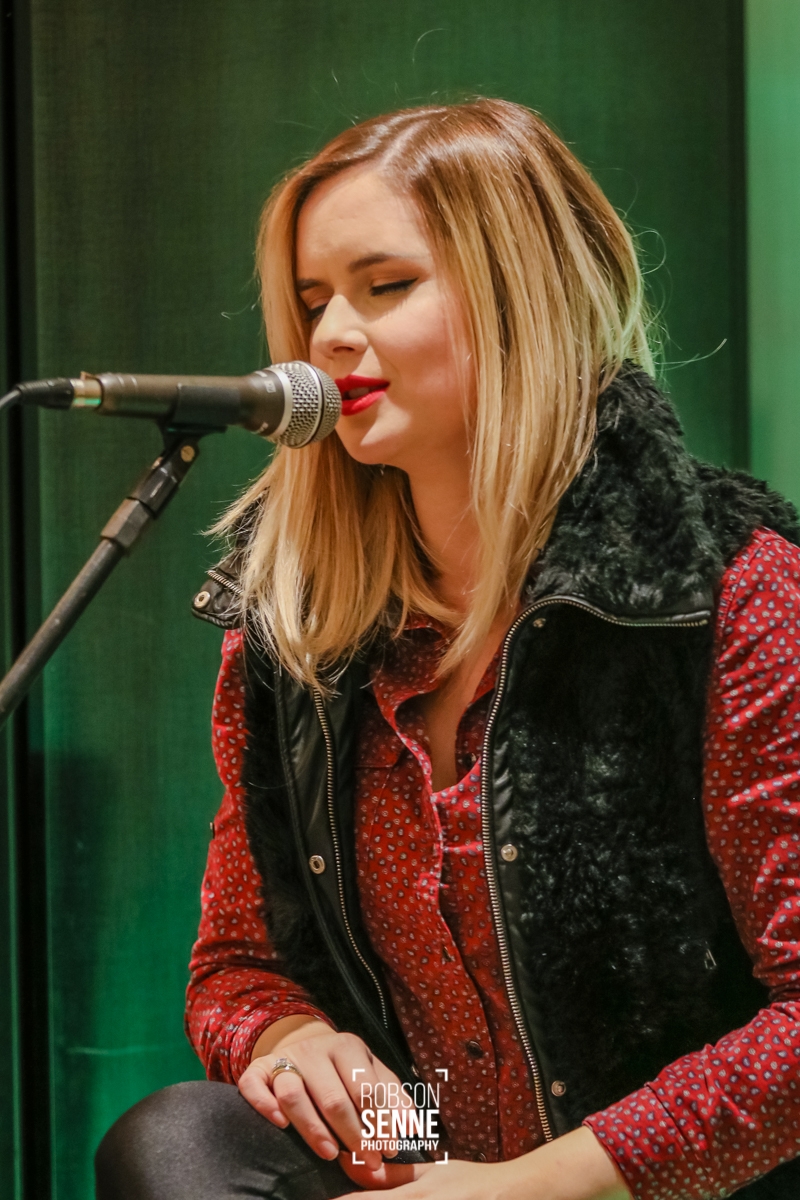 Carina Mennitto cantando na noite do evento