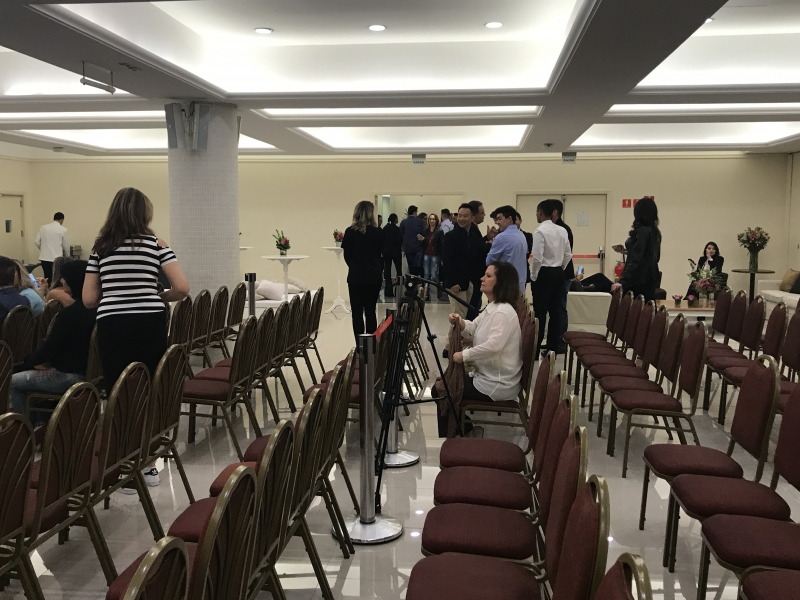 Pessoas se acomodando no salão do Maksoud Plaza